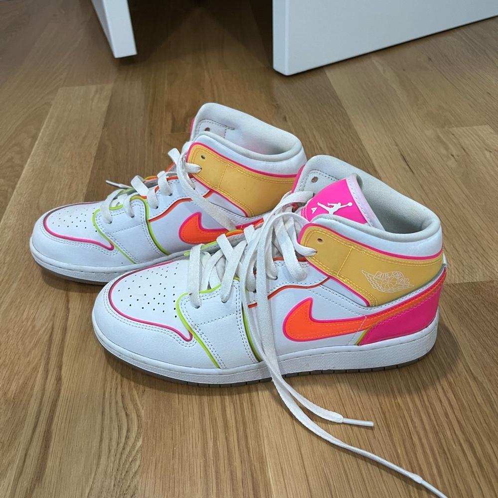 Jordan 1 Mid GS Edge Glow Sneakers Size 6Y!
